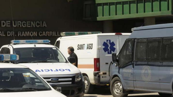 Teniacutean sexo en el bantildeo del hospital Regional y agredieron a policiacutea