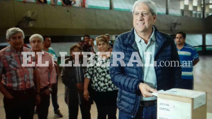 José Emilio Neder asistió a votar en las urnas habilitadas en la escuela Benjamín Zorrilla