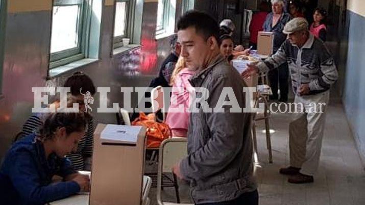 Los afiliados al PJ en Frías asisten a las urnas