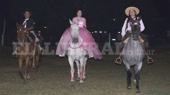 Valentina B�rcena ingresó a su fiesta de 15 montada a caballo