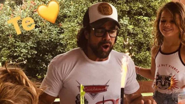 Despueacutes de la crisis de pareja Luciano celebroacute sus 44 antildeos en familia