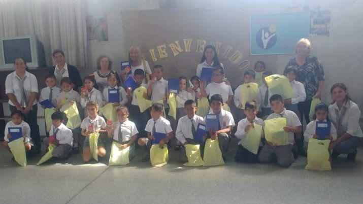 Entidades beneacuteficas donaron uacutetiles escolares a chicos santiaguentildeos