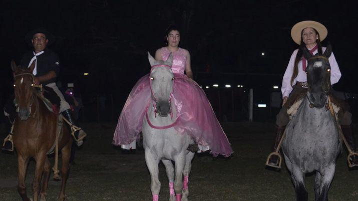 Valentina cumplioacute 15 antildeos y entroacute a su fiesta montada en un caballo