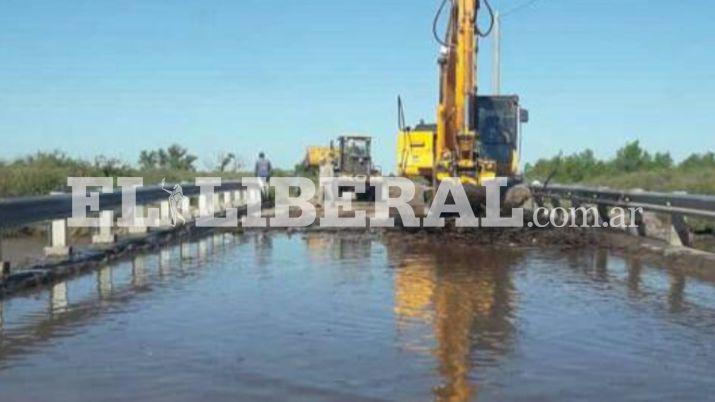 Las autoridades realizan intensas tareas sobre el puente que une Los Telares con Colonia Dora
