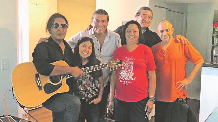 Los Laacutetigos con Diego Torres en Miami y en la Teletoacuten con Nahuel Pennisi