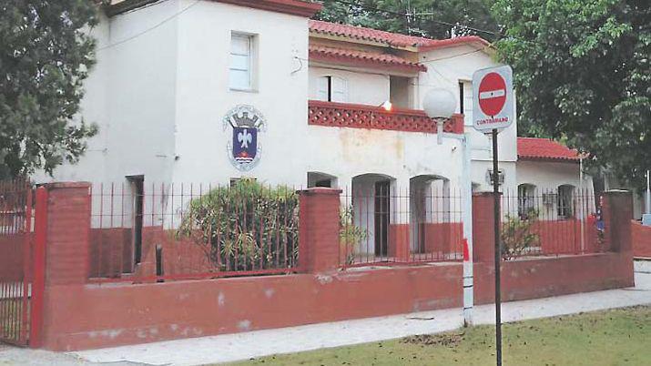 Con el casco protector una mujer le dio una paliza a su ex y a la nueva novia del sujeto