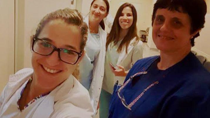 Paulita con sus compañeras de Traumatología en el Hospital de San Isidro Entra a las 7 y se va a las 17 Luego le queda todo el entrenamiento