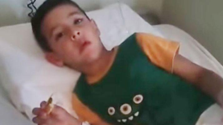 El menor logró sobrevivir 24 horas solo en el desierto