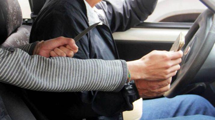 Falsos pasajeros desvalijaron a un remisero