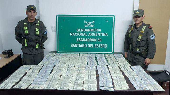 Apresan al conductor de una camioneta que llevaba ocultos US 100000 en bolsas de nailon y papel