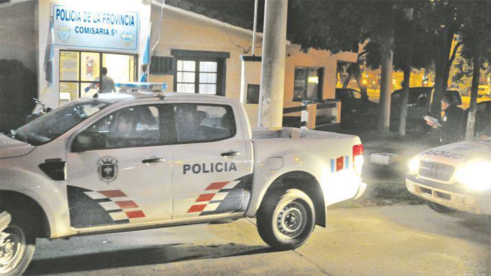 El conductor de un camioacuten se fugoacute luego de chocar a la esposa de un policiacutea
