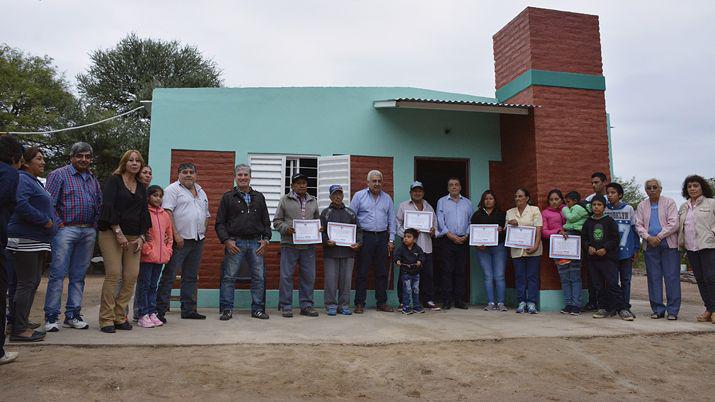 Provincia y ONG edificaron casas a familias de escasos recursos en El Barrial