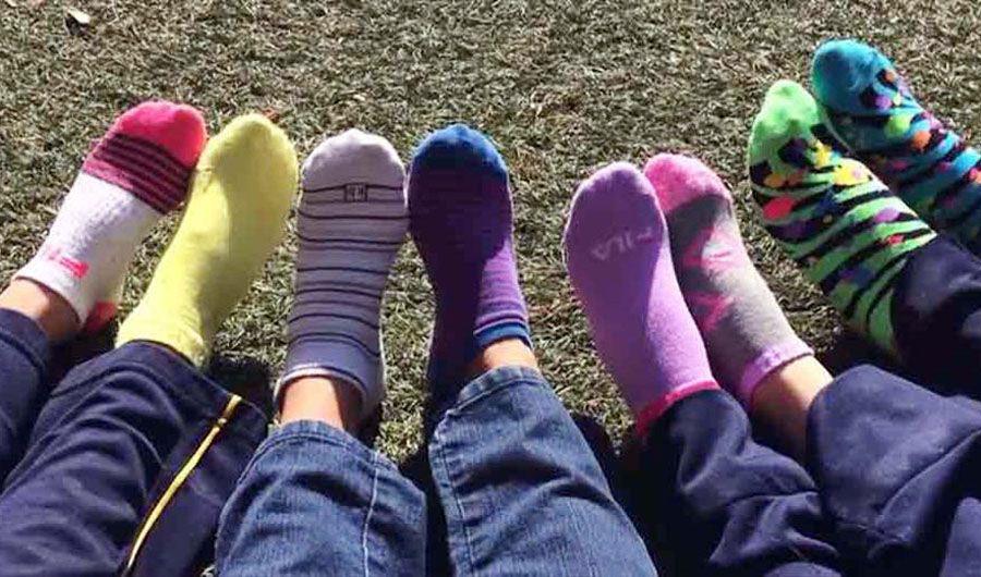 iquestPor queacute hoy mucha gente usaraacute dos medias de distinto color