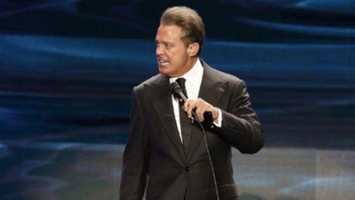 VIDEO Luis Miguel se sacoacute y le pegoacute al sonidista con su microacutefono