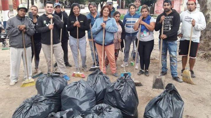 Santiaguentildeos se unen al reto viral #BasuraChallenge