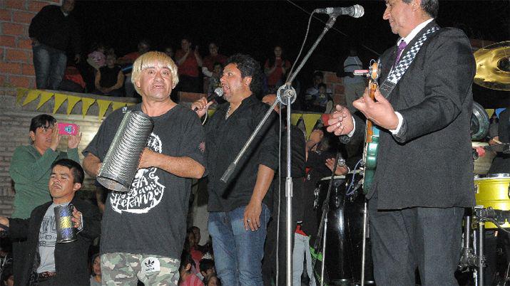 VIDEOS Coo el guarachero armoacute una banda y es un eacutexito