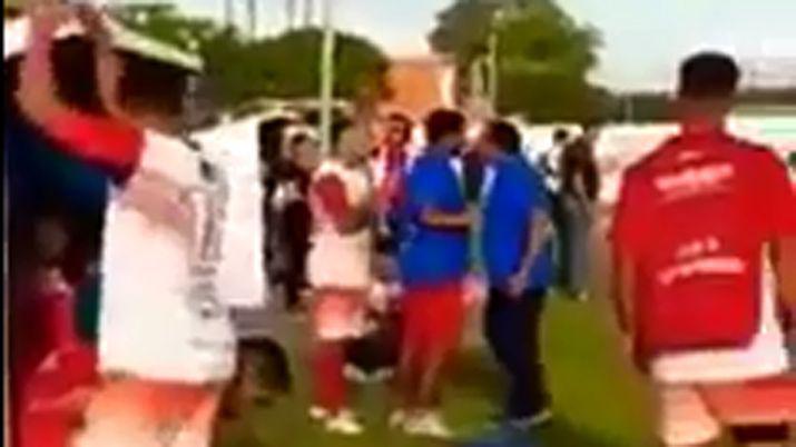 Grabaron el momento en que un DT de Las Termas agrede a su jugador