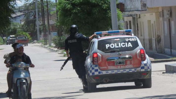 Policiacutea fue herido al intentar dispersar a joacutevenes en la viacutea puacuteblica