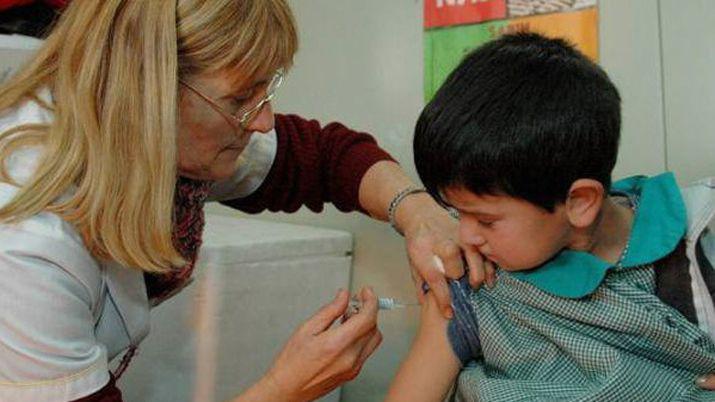 Piden que los nintildeos de edad escolar completen el carneacute de vacunacioacuten para evitar contagios en los colegios