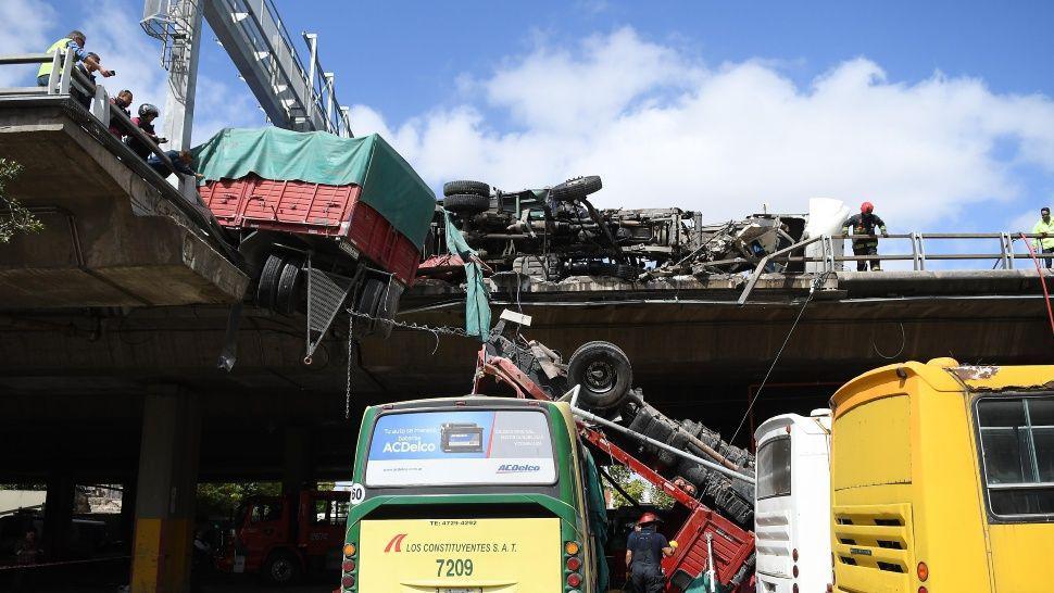Un camioacuten cargado con cerveza chocoacute a otro que quedoacute colgando en la Autopista