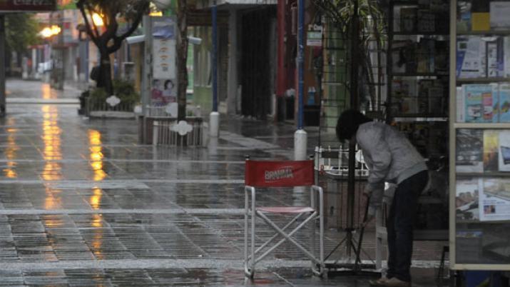 La lluvia llegoacute a la Madre de Ciudades y el SMN emitioacute un alerta