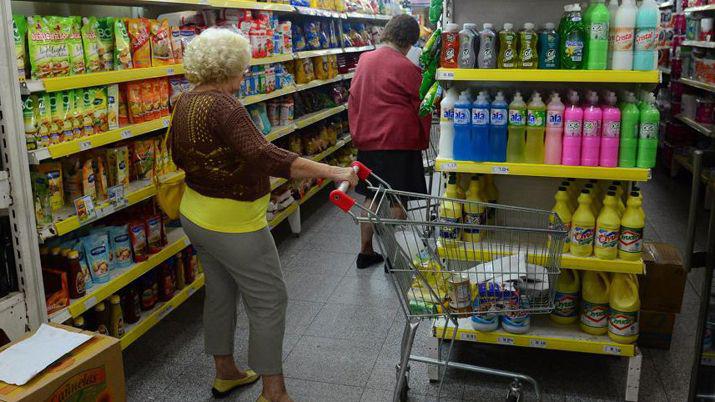El consumo en supermercados locales cayoacute un 7-en-porciento- en enero