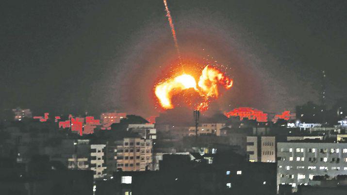 Israel bombardea Gaza y moviliza tropas luego de un ataque con cohete