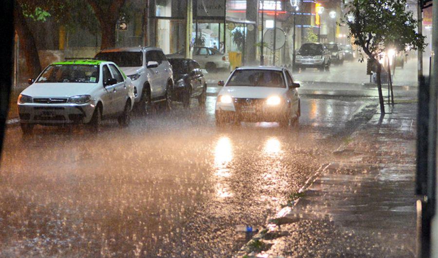 Las lluvias seguiraacuten durante este martes en Santiago