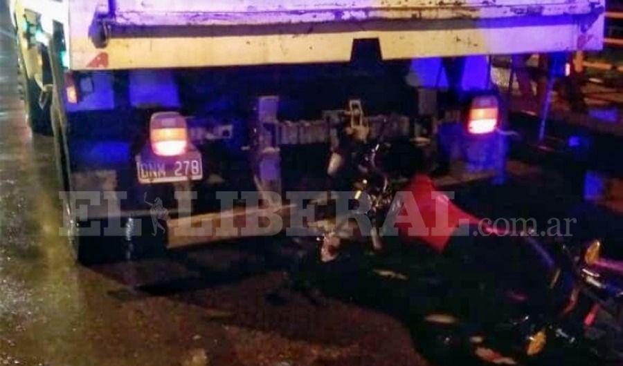 Un policiacutea sufrioacute heridas al estrellarse contra un camioacuten estacionado