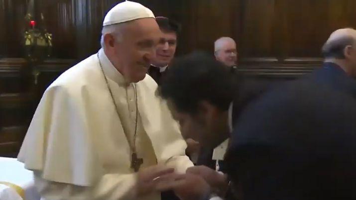 Video  El Papa Francisco saca las manos para que los fieles no le besen el anillo