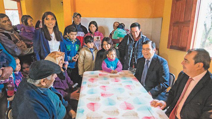 El Gobierno provincial entregoacute 50 nuevas viviendas sociales a familias de Sol de Mayo