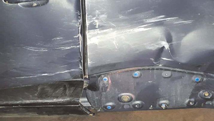 Persiguioacute y destrozoacute el auto de la madre de sus hijos al verla con nuevo amigo