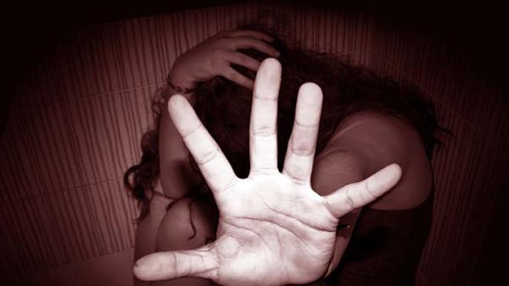 Una joven denuncioacute que su ex la amenazoacute con matarla delante de su hijo