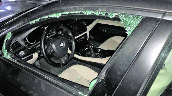 Insultaron y destrozaron el auto de una mujer en Los Mojones