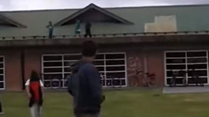 VIDEO  Joacutevenes subieron al techo de un colegio y apedrearon a los alumnos