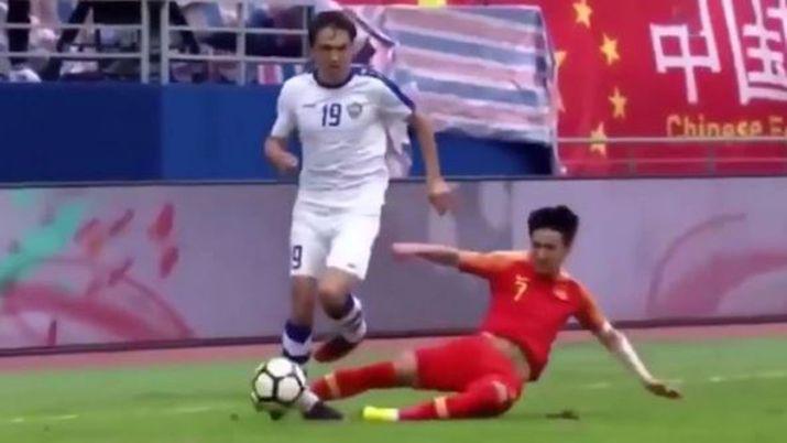 VIDEO Quebroacute a un rival y ahora podriacutean echarlo de su equipo