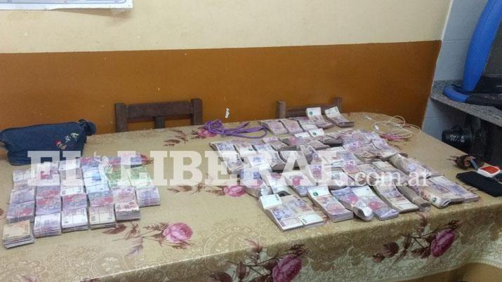 Pareja con pedido de captura chocoacute a un moacutevil de Gendarmeriacutea- llevaban 200000