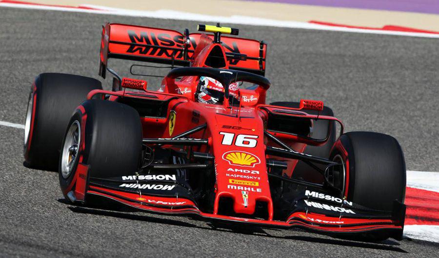 Ferrari y Leclerc se destacan en Bahreacutein