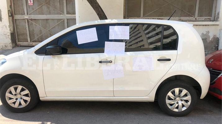 Vecinos escrachan a auto mal estacionado