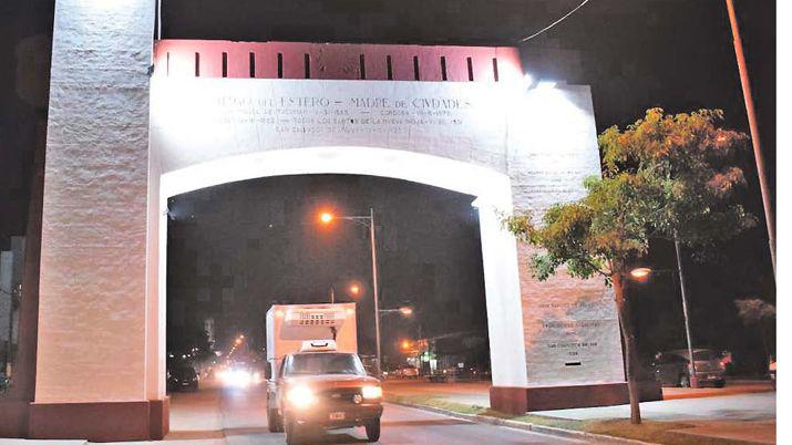 El histoacuterico arco de entrada a la ldquoMadre de Ciudadesrdquo resalta por su nueva iluminacioacuten
