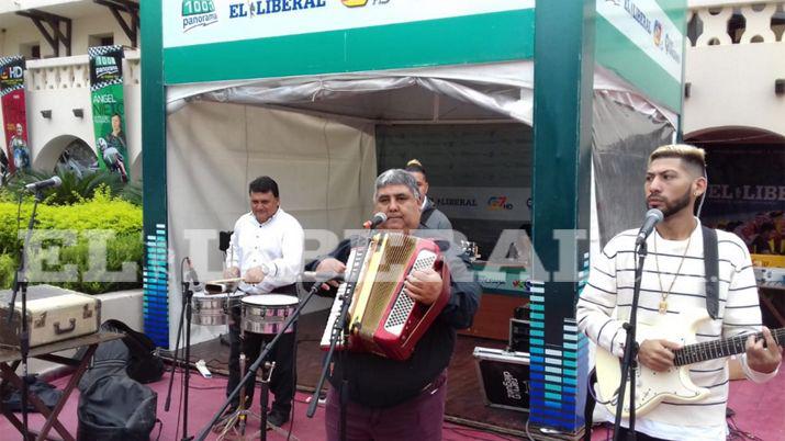 Los visitantes se deleitaron con la msica en vivo de Radio Panorama y el programa Musicalísimo conducido por Willy Ocaranza