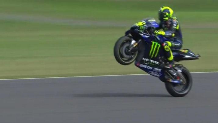 VIDEO El wheelie de Valentino Rossi que hizo delirar a los fans