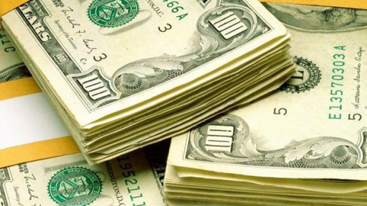 El doacutelar cae 44 centavos y perfora los 44