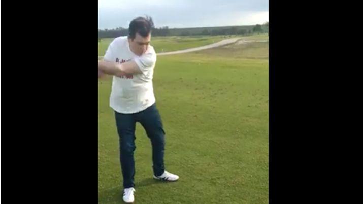 Video  El gobernador compartioacute en las redes sus fallidos intentos de jugar al golf