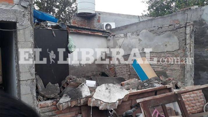 Tremendo susto se llevó una familia al caerse el techo de su casa