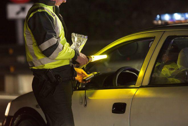 Insoacutelito- Se salvoacute de un control de alcoholemia con un piropo