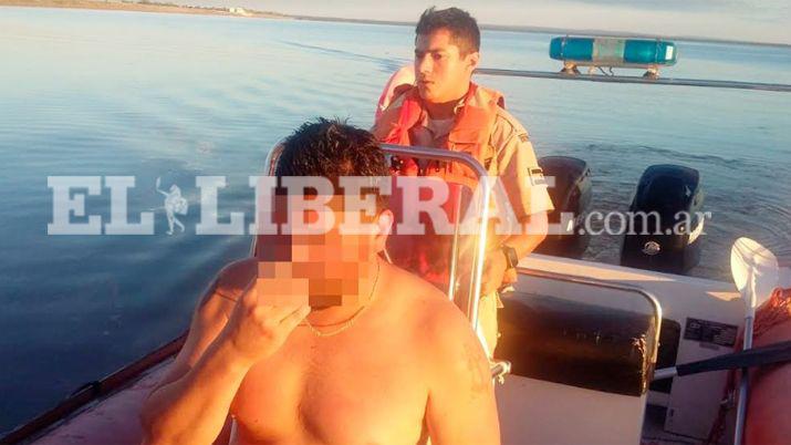 En primer plano la persona que fue rescatada por los efectivos de la Prefectura Naval Argentina (PNA) en el embalse de Río Hondo