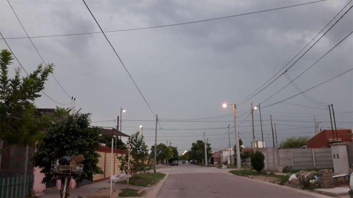 Descendioacute la temperatura y llueve en Santiago