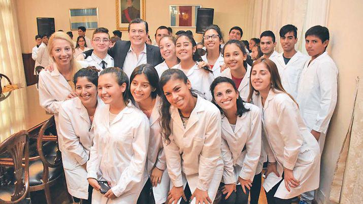 El gobernador recibioacute la visita de alumnos de los departamentos Copo y Belgrano