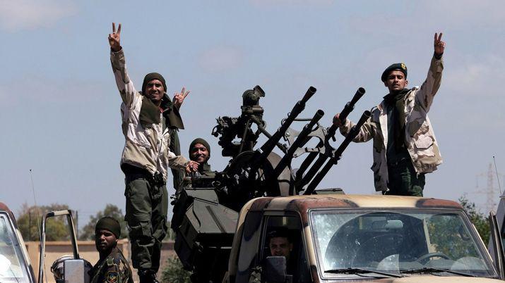 Violentos combates en Libia entre el gobierno y tropas rebeldes